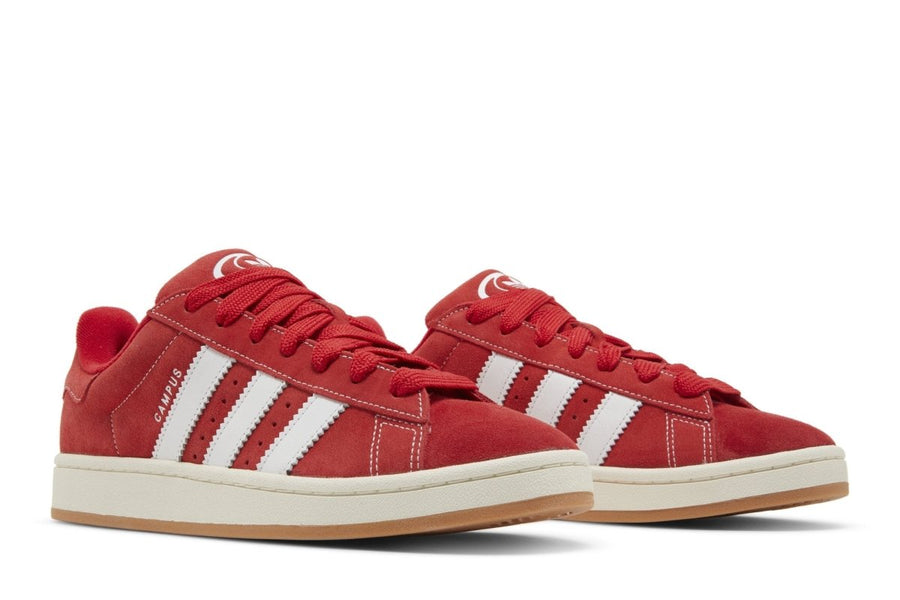 Vista frontal do Adidas adidas Campus 00s Scarlet Red mostrando biqueira e costuras