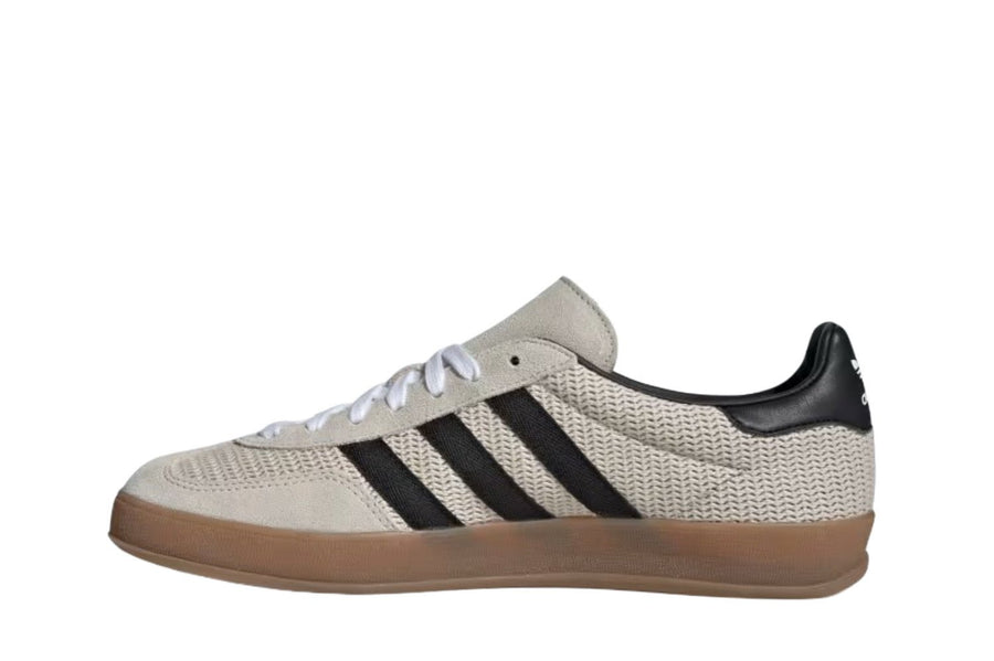 Vista lateral do Adidas adidas Gazelle Indoor Alumina Black mostrando design do cabedal e logo da marca
