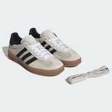Vista traseira do Adidas adidas Gazelle Indoor Alumina Black mostrando calcanheira e detalhes do solado