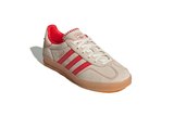 Vista traseira do Adidas Adidas Gazelle Indoor Beige Better Scarlet mostrando calcanheira e detalhes do solado