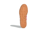 Vista em detalhe do Adidas Adidas Gazelle Indoor Beige Better Scarlet mostrando textura do material e acabamento