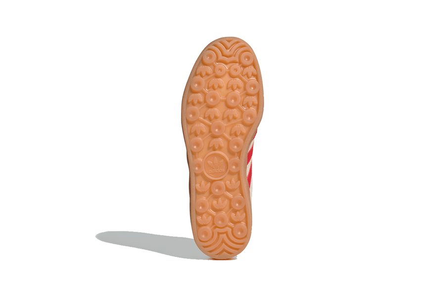 Vista em detalhe do Adidas Adidas Gazelle Indoor Beige Better Scarlet mostrando textura do material e acabamento