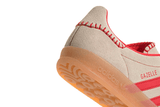 Vista frontal do Adidas Adidas Gazelle Indoor Beige Better Scarlet mostrando biqueira e costuras