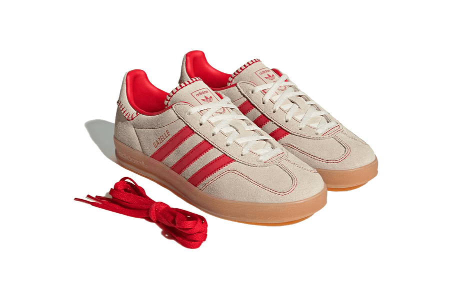 Vista na caixa do Adidas Adidas Gazelle Indoor Beige Better Scarlet mostrando embalagem original da marca