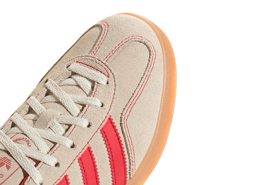Vista na caixa do Adidas Adidas Gazelle Indoor Beige Better Scarlet mostrando embalagem original da marca