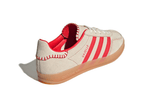 Vista superior do Adidas Adidas Gazelle Indoor Beige Better Scarlet mostrando abertura, lingueta e cadarços