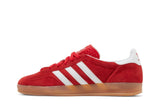 Vista lateral do Adidas adidas Gazelle Indoor Better Scarlet Cloud White mostrando design do cabedal e logo da marca