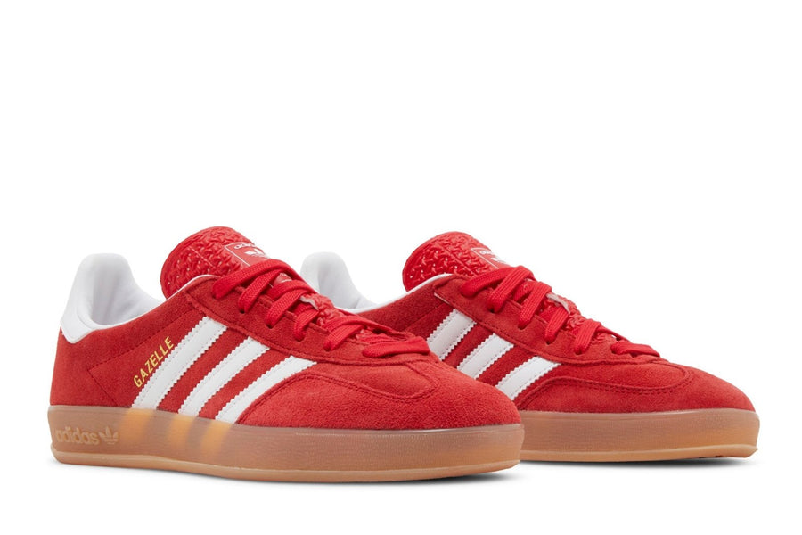 Vista frontal do Adidas adidas Gazelle Indoor Better Scarlet Cloud White mostrando biqueira e costuras