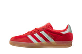 Vista lateral do Adidas adidas Gazelle Indoor Better Scarlet Green Velvet mostrando design do cabedal e logo da marca