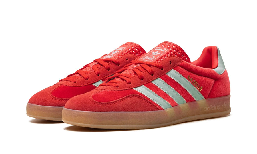 Vista superior do Adidas adidas Gazelle Indoor Better Scarlet Green Velvet mostrando abertura, lingueta e cadarços