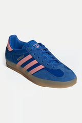 Vista traseira do Adidas adidas Gazelle Indoor Blue Semi Pink Velvet mostrando calcanheira e detalhes do solado