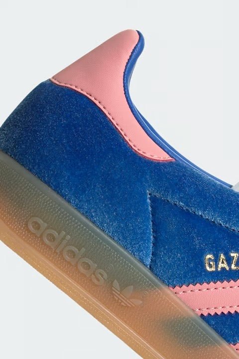 Vista frontal do Adidas adidas Gazelle Indoor Blue Semi Pink Velvet mostrando biqueira e costuras