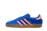 Vista lateral do Adidas adidas Gazelle Indoor Blue Semi Pink Velvet mostrando design do cabedal e logo da marca