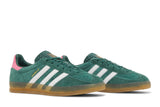 Vista frontal do Adidas adidas Gazelle Indoor Collegiate Green mostrando biqueira e costuras