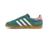 Vista lateral do Adidas adidas Gazelle Indoor Collegiate Green mostrando design do cabedal e logo da marca