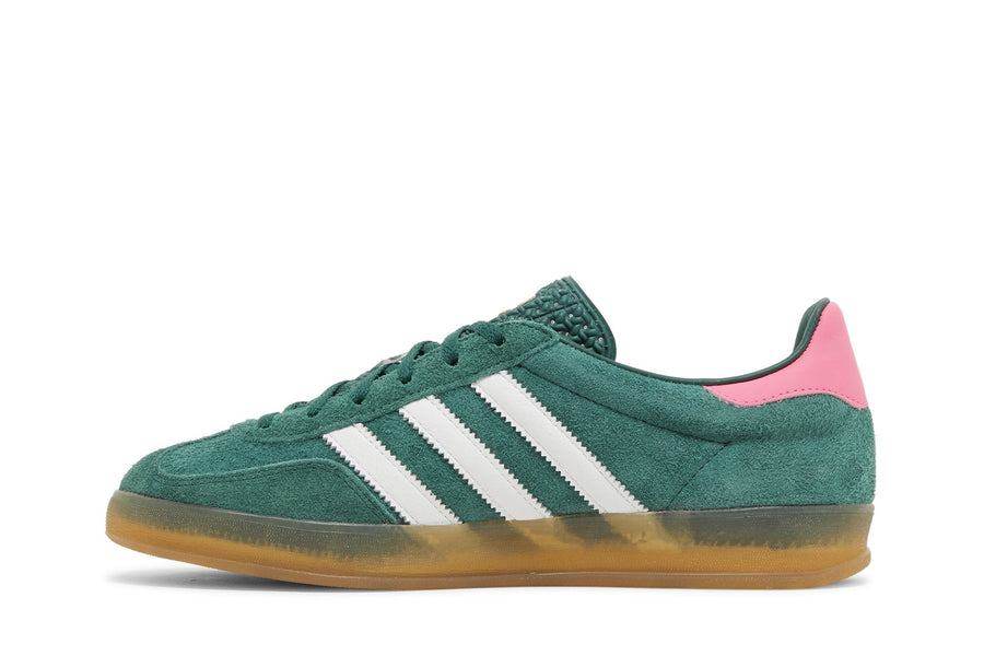 Vista lateral do Adidas adidas Gazelle Indoor Collegiate Green mostrando design do cabedal e logo da marca