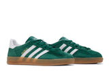 Vista frontal do Adidas adidas Gazelle Indoor Collegiate Green mostrando biqueira e costuras