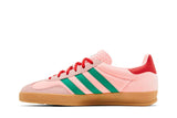 Vista lateral do Adidas adidas Gazelle Indoor Court Green Glow Pink Gum mostrando design do cabedal e logo da marca