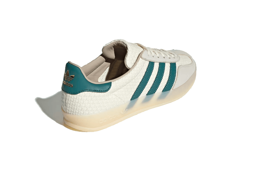 Vista frontal do Adidas Adidas Gazelle Indoor Cream White Preloved Teal mostrando biqueira e costuras