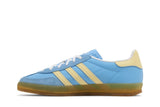 Vista lateral do Adidas adidas Gazelle Indoor Semi Blue Burst Almost Yellow mostrando design do cabedal e logo da marca