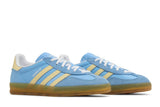 Vista frontal do Adidas adidas Gazelle Indoor Semi Blue Burst Almost Yellow mostrando biqueira e costuras