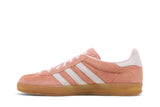 Vista lateral do Adidas adidas Gazelle Indoor Wonder Clay mostrando design do cabedal e logo da marca