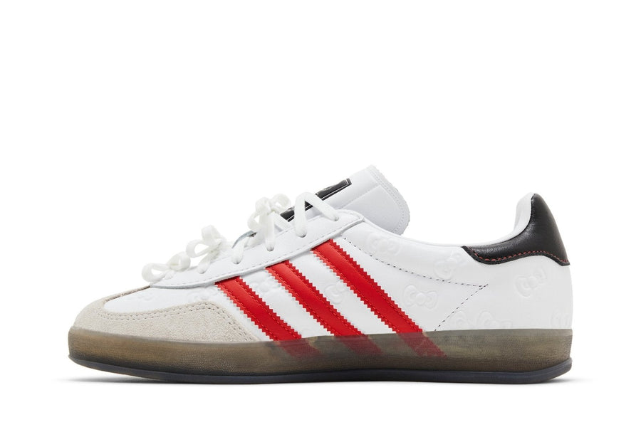 Vista lateral do Adidas adidas Gazelle Indoor x Hello Kity Anniversary Cloud White Red mostrando design do cabedal e logo da marca