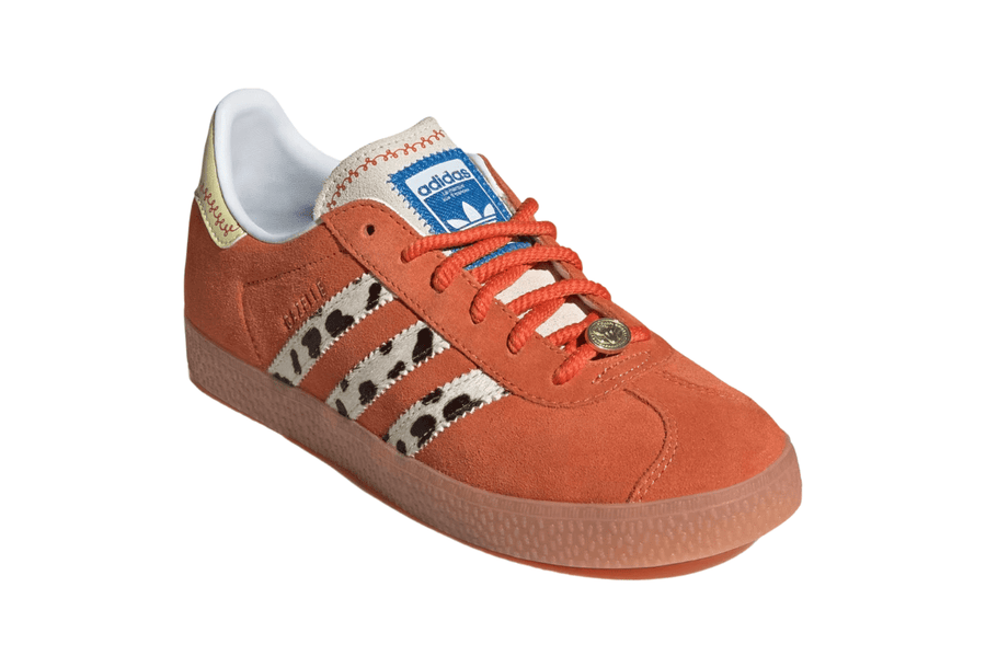 Vista traseira do Adidas Adidas Gazelle R Disney Pixar Toy Story mostrando calcanheira e detalhes do solado