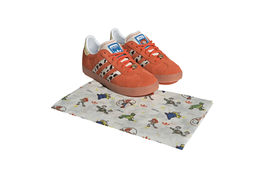 Vista na caixa do Adidas Adidas Gazelle R Disney Pixar Toy Story mostrando embalagem original da marca