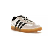 Vista superior do Adidas adidas Gazelle x Bad Bunny Core White mostrando abertura, lingueta e cadarços