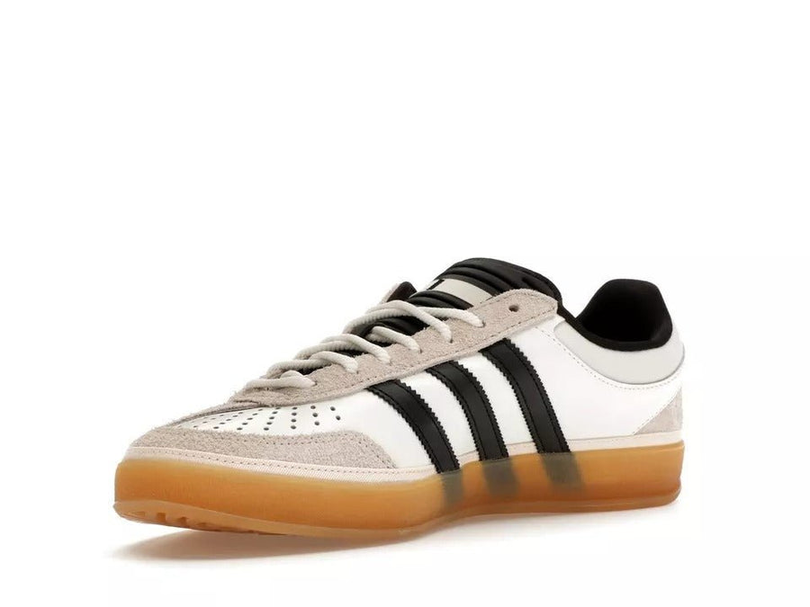 Vista frontal do Adidas adidas Gazelle x Bad Bunny Core White mostrando biqueira e costuras