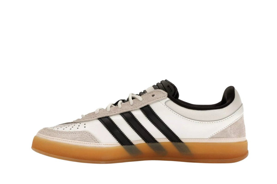 Vista lateral do Adidas adidas Gazelle x Bad Bunny Core White mostrando design do cabedal e logo da marca