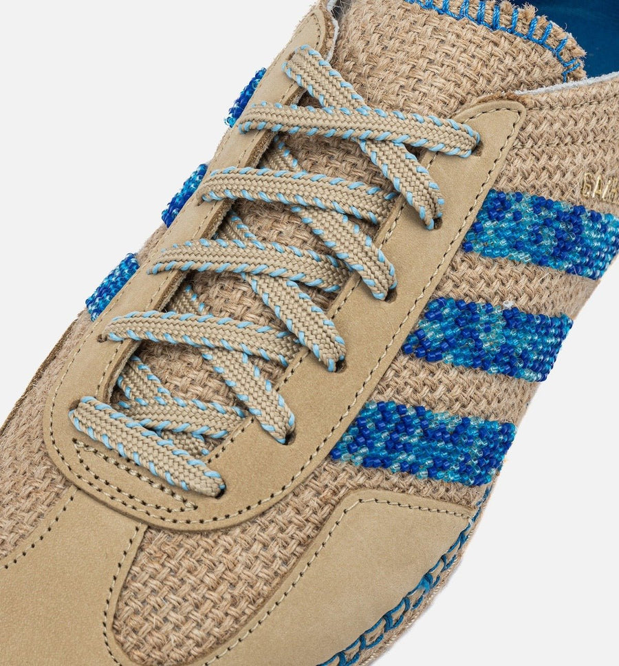 Vista traseira do Adidas adidas Gazelle x CLOT Linen Khaki Light Blue mostrando calcanheira e detalhes do solado
