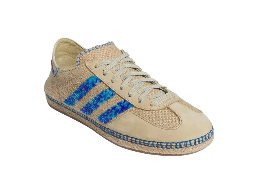 Vista lateral do Adidas adidas Gazelle x CLOT Linen Khaki Light Blue mostrando design do cabedal e logo da marca