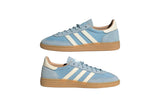 Vista frontal do Adidas Adidas Handball Spezial Clear Sky White Warm Sandstone mostrando biqueira e costuras