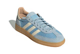 Vista traseira do Adidas Adidas Handball Spezial Clear Sky White Warm Sandstone mostrando calcanheira e detalhes do solado