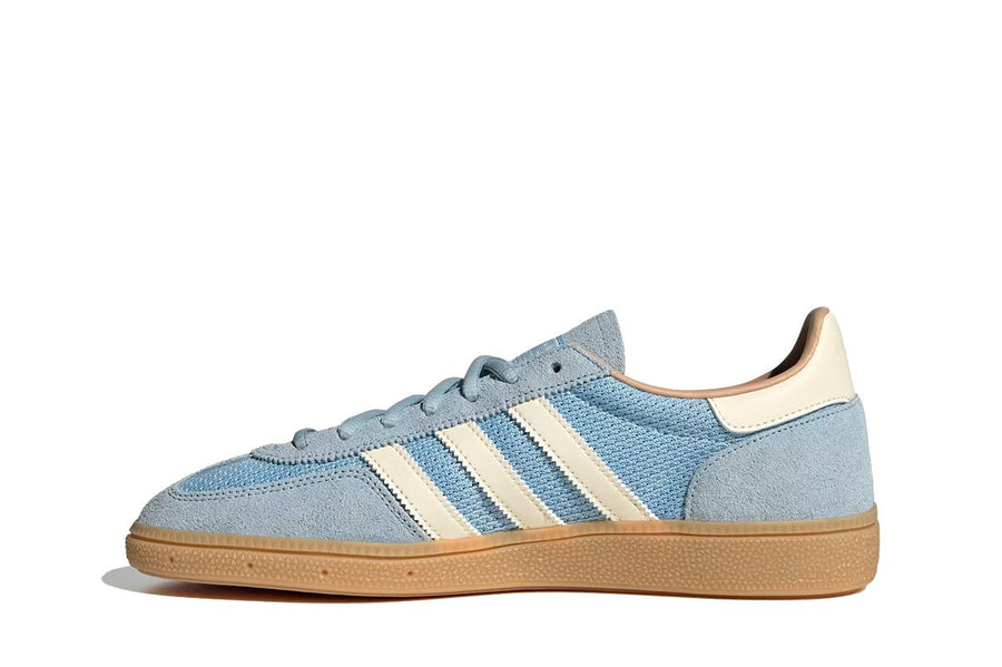 Vista lateral do Adidas Adidas Handball Spezial Clear Sky White Warm Sandstone mostrando design do cabedal e logo da marca