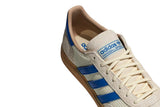 Vista frontal do Adidas Adidas Handball Spezial Cream White Blue Warm Sandstone mostrando biqueira e costuras
