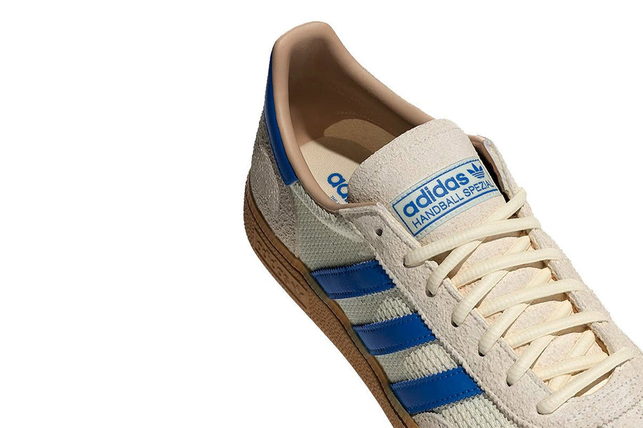 Vista frontal do Adidas Adidas Handball Spezial Cream White Blue Warm Sandstone mostrando biqueira e costuras