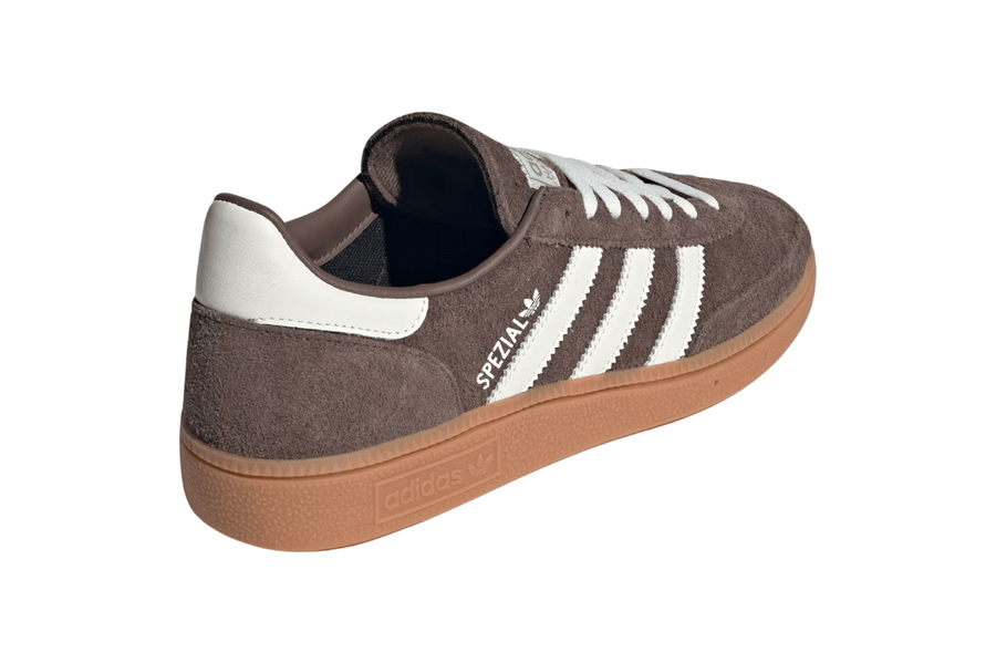 Vista traseira do Adidas Adidas Handball Spezial Earth Strata Gum mostrando calcanheira e detalhes do solado
