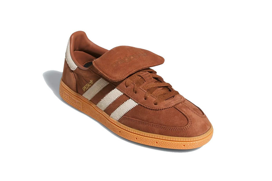 Vista traseira do Adidas Adidas Handball Spezial LT Preloved Brown Cream White mostrando calcanheira e detalhes do solado
