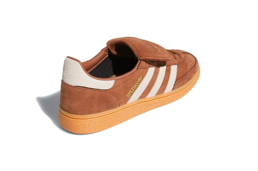 Vista superior do Adidas Adidas Handball Spezial LT Preloved Brown Cream White mostrando abertura, lingueta e cadarços