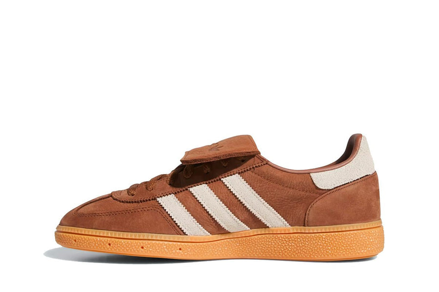 Vista lateral do Adidas Adidas Handball Spezial LT Preloved Brown Cream White mostrando design do cabedal e logo da marca