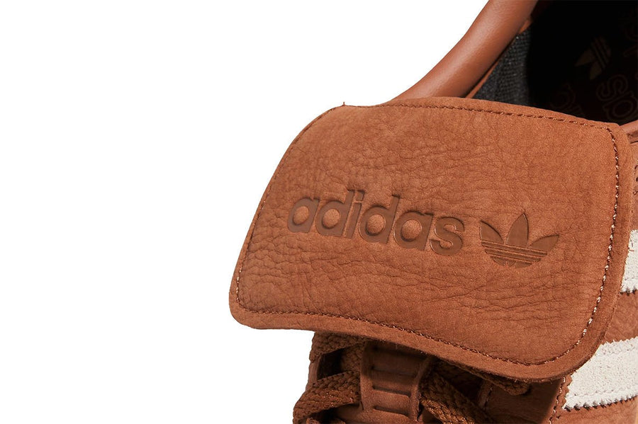 Vista do solado do Adidas Adidas Handball Spezial LT Preloved Brown Cream White mostrando padrão de tração e tecnologia de amortecimento