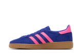 Vista lateral do Adidas adidas Handball Spezial Lucid Blue Pink mostrando design do cabedal e logo da marca