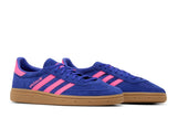 Vista frontal do Adidas adidas Handball Spezial Lucid Blue Pink mostrando biqueira e costuras