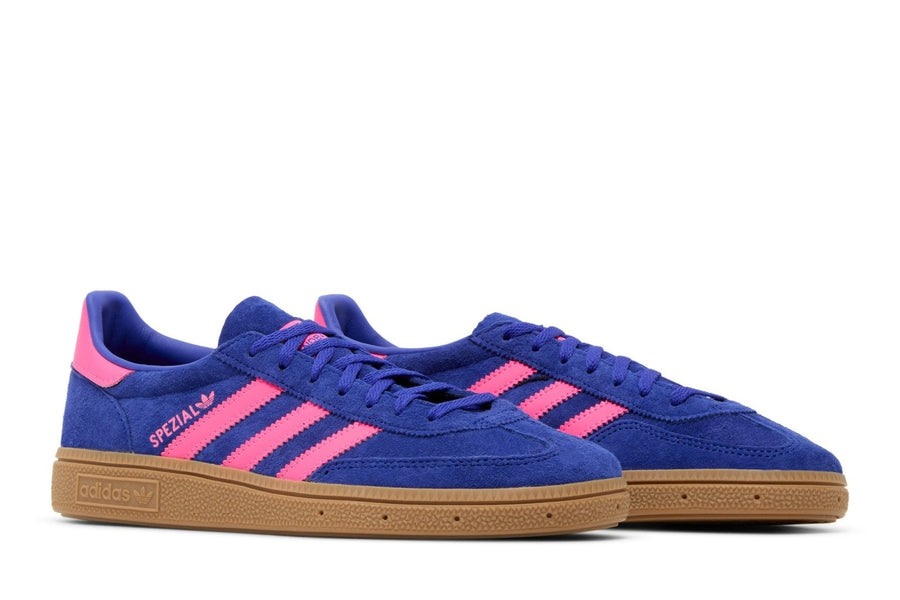 Vista frontal do Adidas adidas Handball Spezial Lucid Blue Pink mostrando biqueira e costuras