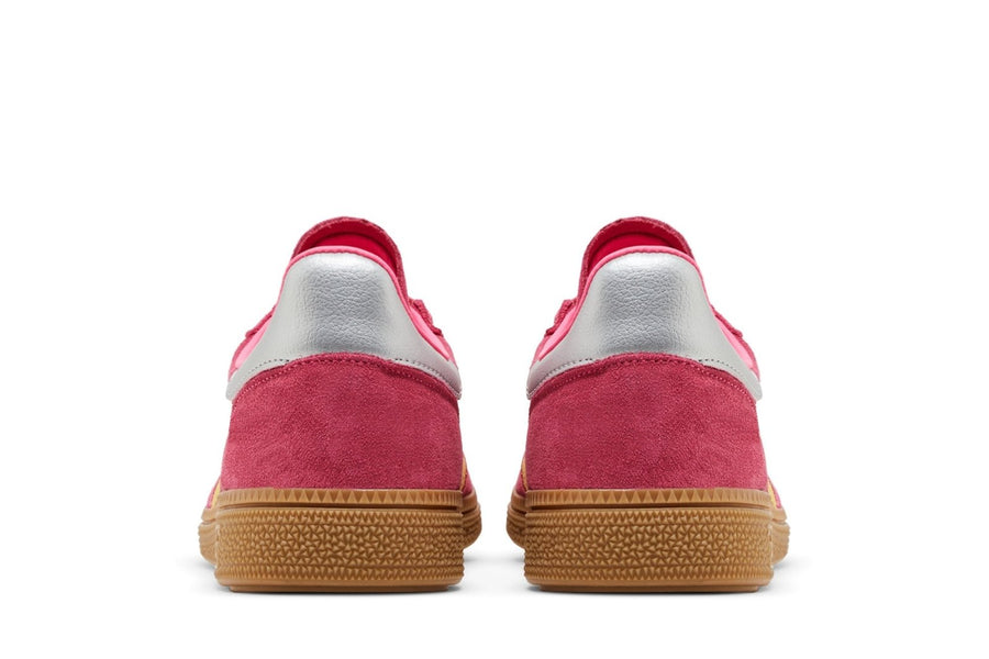 Vista superior do Adidas adidas Handball Spezial Lucid Pink Almost Yellow mostrando abertura, lingueta e cadarços