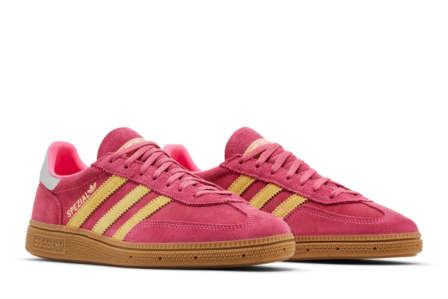 Vista frontal do Adidas adidas Handball Spezial Lucid Pink Almost Yellow mostrando biqueira e costuras