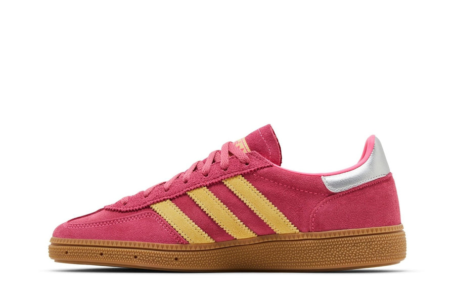Vista lateral do Adidas adidas Handball Spezial Lucid Pink Almost Yellow mostrando design do cabedal e logo da marca